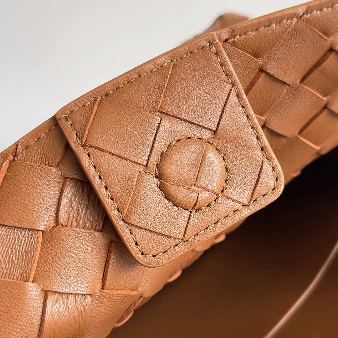 The 2023 new Andiamo batch of 1860 BV has been shipped‼ ️Really popular🔥The new Andiamo woven handbag launched by Bottega Veneta this season is really popular all over the world! ! Celebrities at home and abroad have worn it, and Oscar-winning actress Michelle Yeoh has taken it out on the street. Song Jia, Trai Yara, Yu Feihong, Sanji Ayaka, Rosie Hunting-Whiteley, Yoshioka Riho, etc. have all picked up this bag. It is classic and versatile, showing off its temperament, and the bag capacity is also large, which is very convenient for daily commuting! ! A variety of carrying methods, the shoulder straps can be adjusted by yourself, the original lambskin feels soft and delicate, and the neutral style is made to break gender boundaries and bring a more practical and longer-lasting use experience. Andiamo, which has both elegant and casual styles, perfectly interprets the true appearance of "fashionable old money style". Style number: 743568 Size: 25*22*10.5cm
